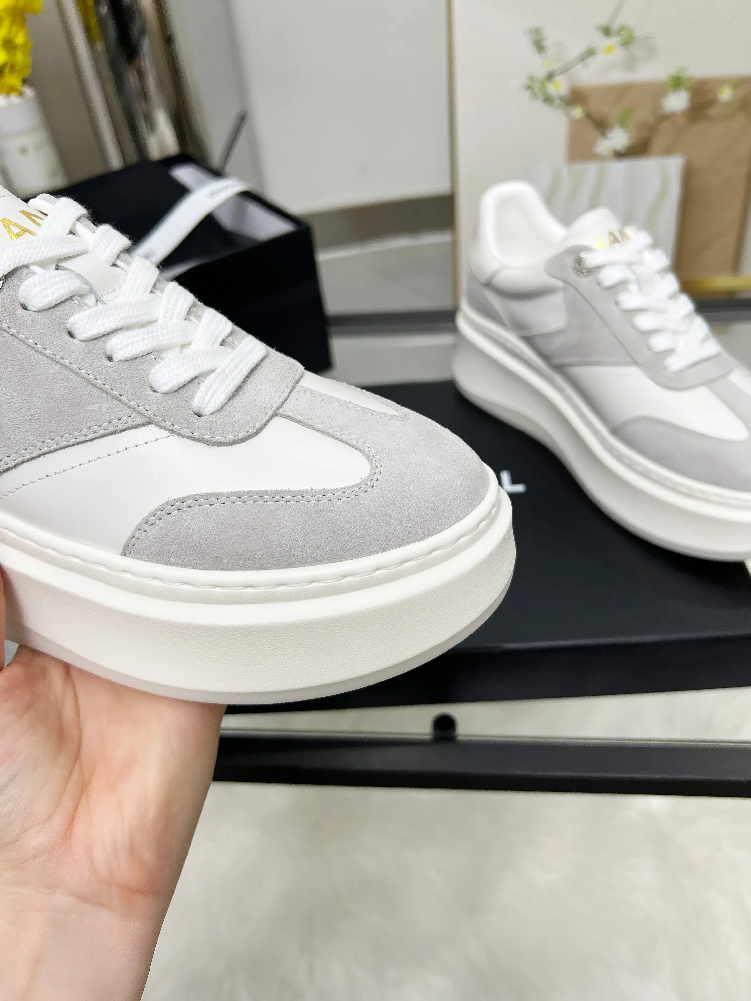 👟👟Ex-factory price 480👟👟 CHANEL 25C spring and summer new sports shoes official website is available at the same time ❤️ Counter out-of-stock kings. Major bloggers are recommending new styles on social days. This season’s new styles are simply eye-catching and look great on the feet. The casual casual sports style is refreshing and natural, interpreting Chanel’s fashionable femininity. The overall customization makes all sports models on the market at that time obsolete. This series is now available for sale! The upper is made of custom imported pebbled calf leather ➕ custom frosted calf leather. The lining is made of original one-to-one professionally customized mesh. Hardware accessories. Original full set of molds (not common in the market). Original custom molded TPU combination outsole. Height 4 cm. Women's size 35-39.